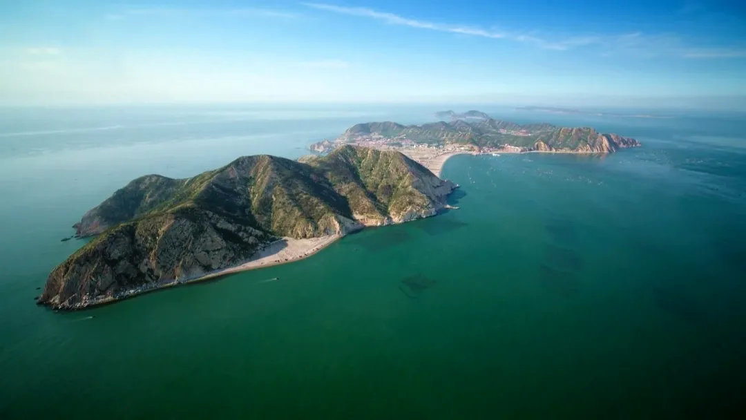 海防預(yù)警方案、海防監(jiān)測和預(yù)警監(jiān)控系統(tǒng)適合采用制冷型光電轉(zhuǎn)臺球型攝像機(jī)作為前端硬件